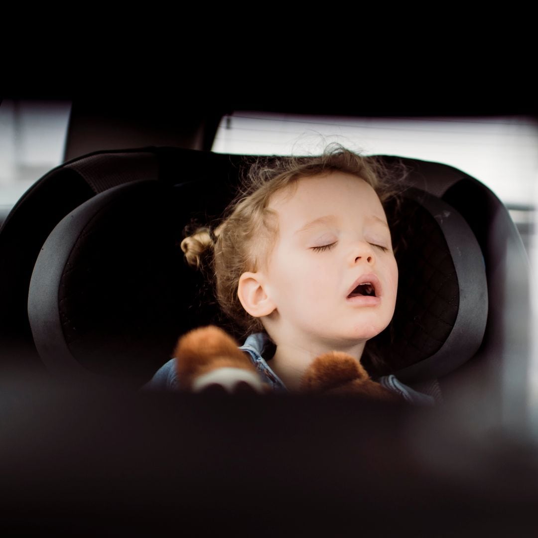 El truco definitivo para que tu hijo duerma del tirón en el coche y vuestros viajes se le hagan cortos