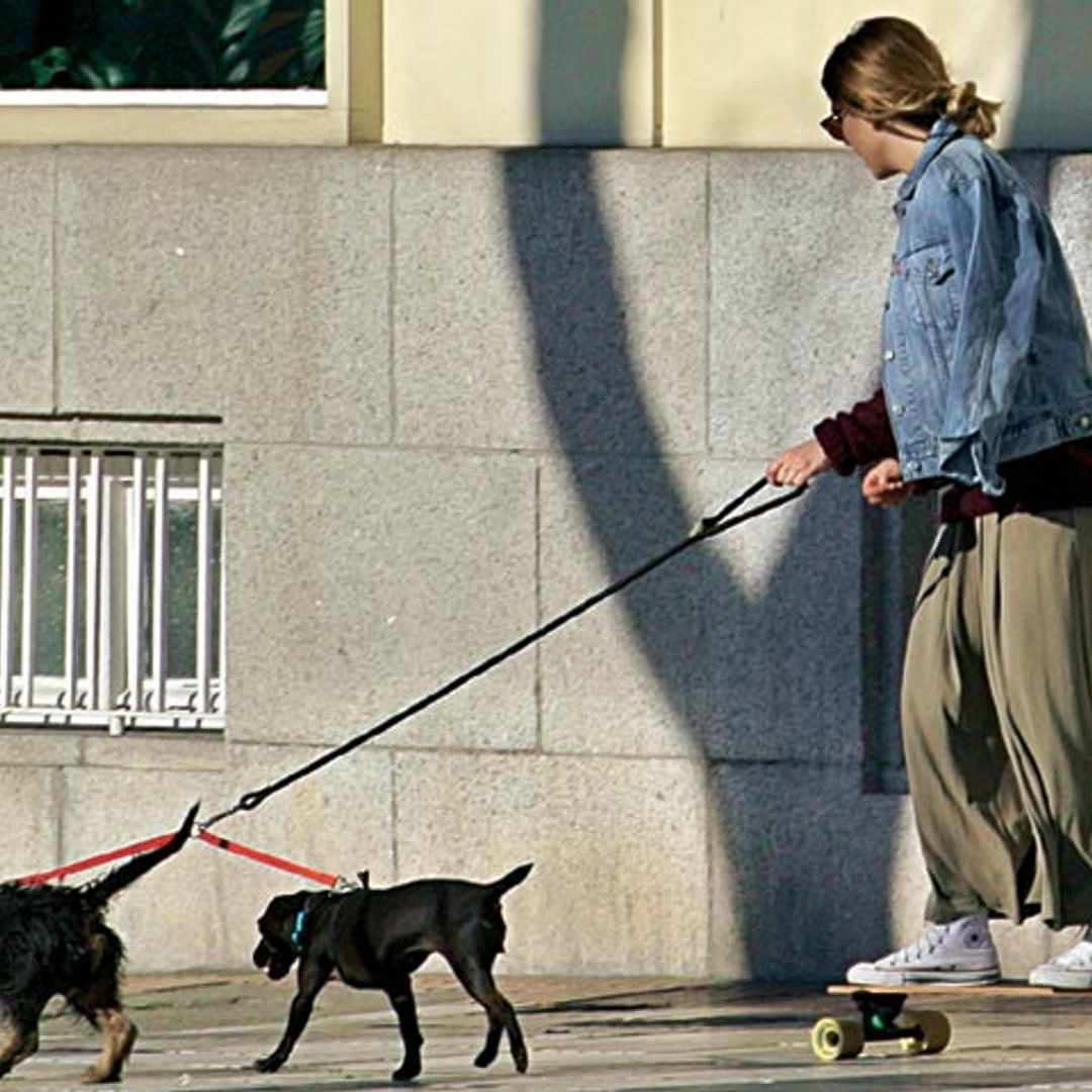 Blanca Suárez inventa un divertido deporte, el 'skate dog', ¿sabes cómo se practica?