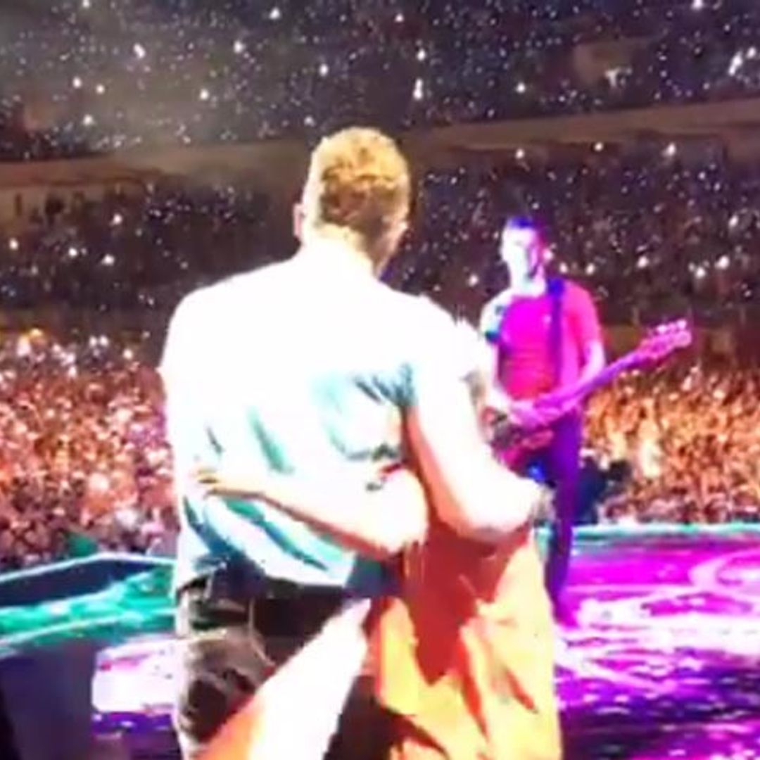 Chris Martin le canta el 'cumpleaños feliz' a su hijo Moses acompañado por 40.000 fans y ¡en español!