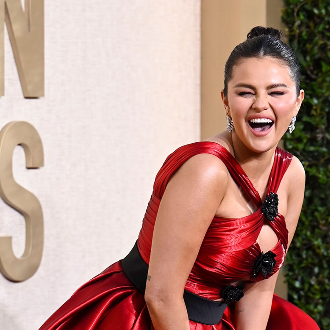 Selena Gomez protagoniza el beso más esperado de la fiesta de los Globos de Oro, ¡fuera de cámara!