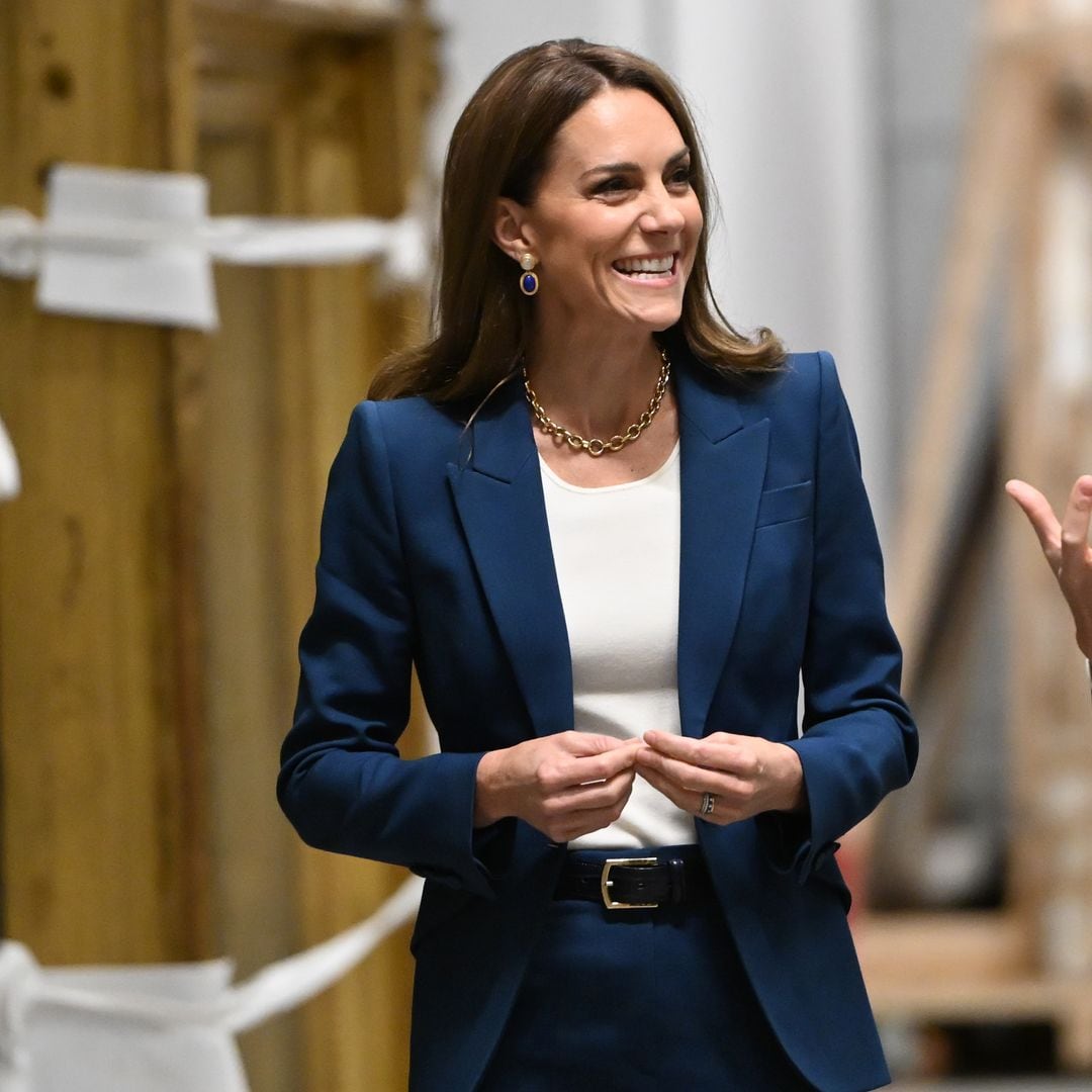 Kate Middleton tira de fondo de armario (y joyero) para su visita sorpresa en Londres