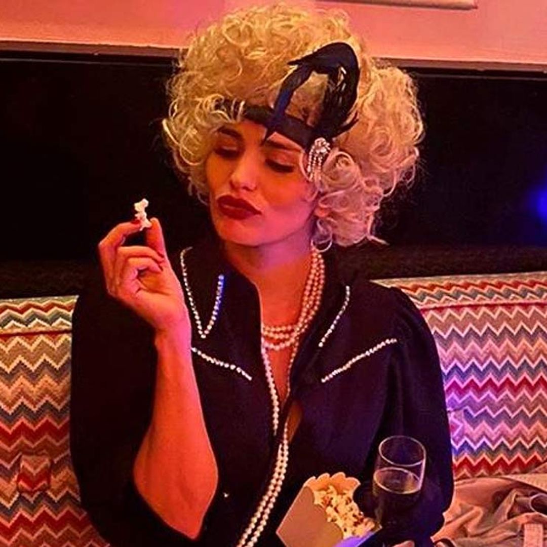 ¡Vuelta a los felices 20! Sara Sálamo se traslada al cabaret en su gran fiesta de cumpleaños