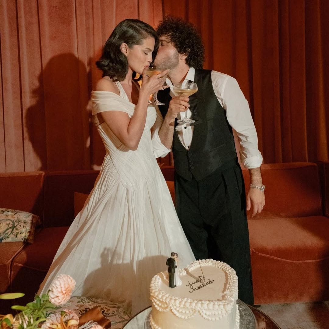 Un tercer vestido de novia, descalza y con un ramo inspirado en el de Tamara Falcó: los detalles no vistos de la boda de Selena Gomez