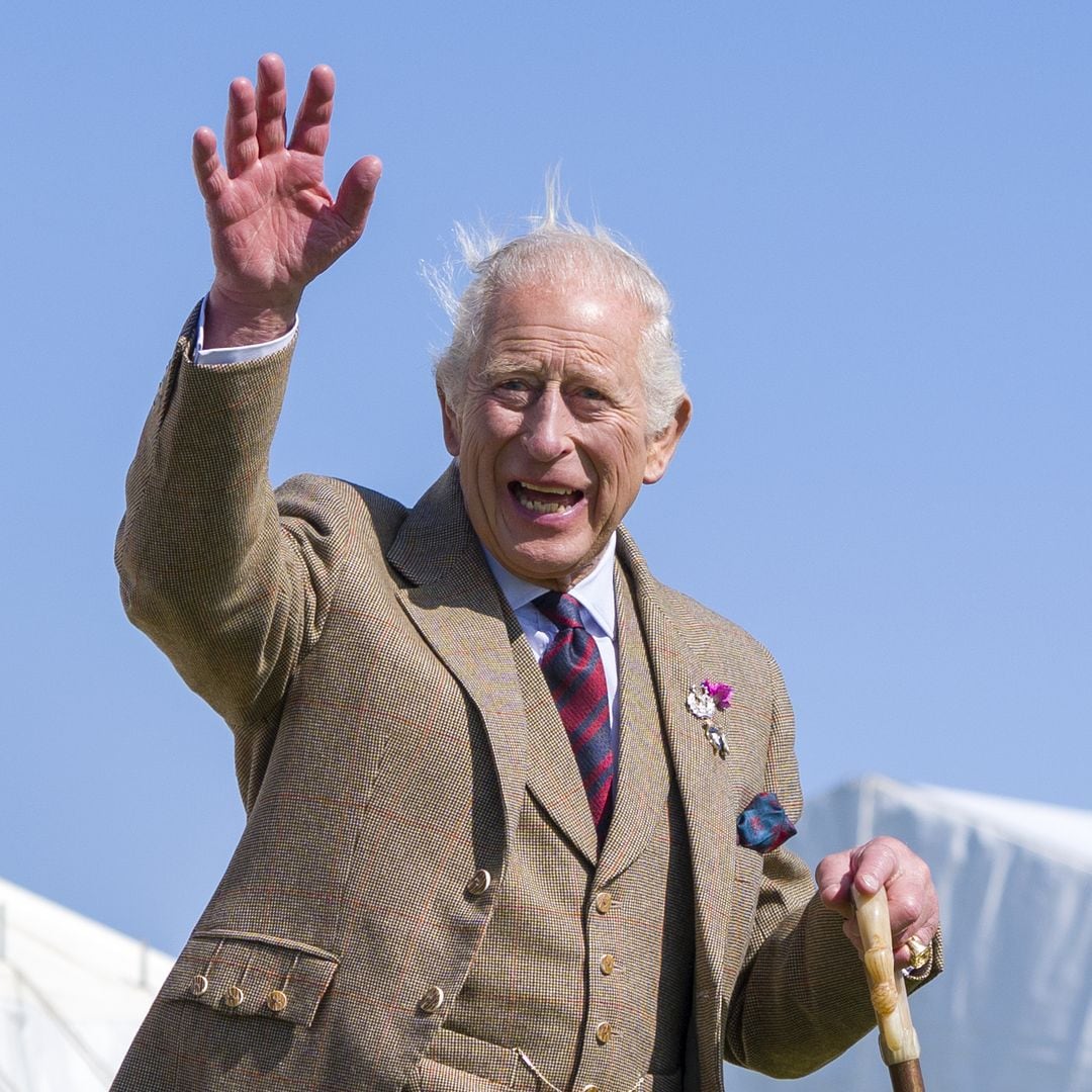 El Rey Carlos III reaparece con bastón en Escocia en pleno tratamiento contra el cáncer: ¿Tradición o ayuda para caminar?