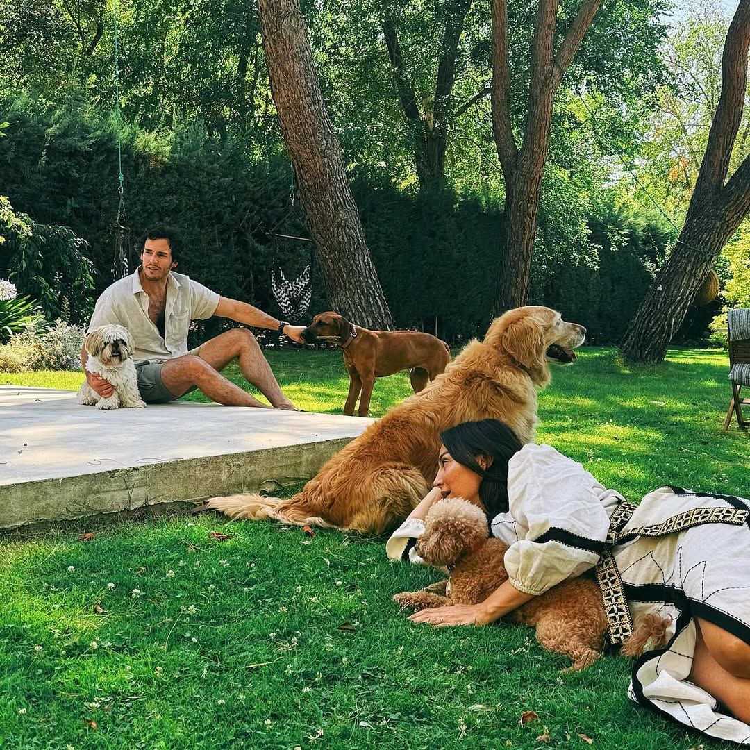 Íñigo Onieva y Tamara Falcó junto a sus perros.