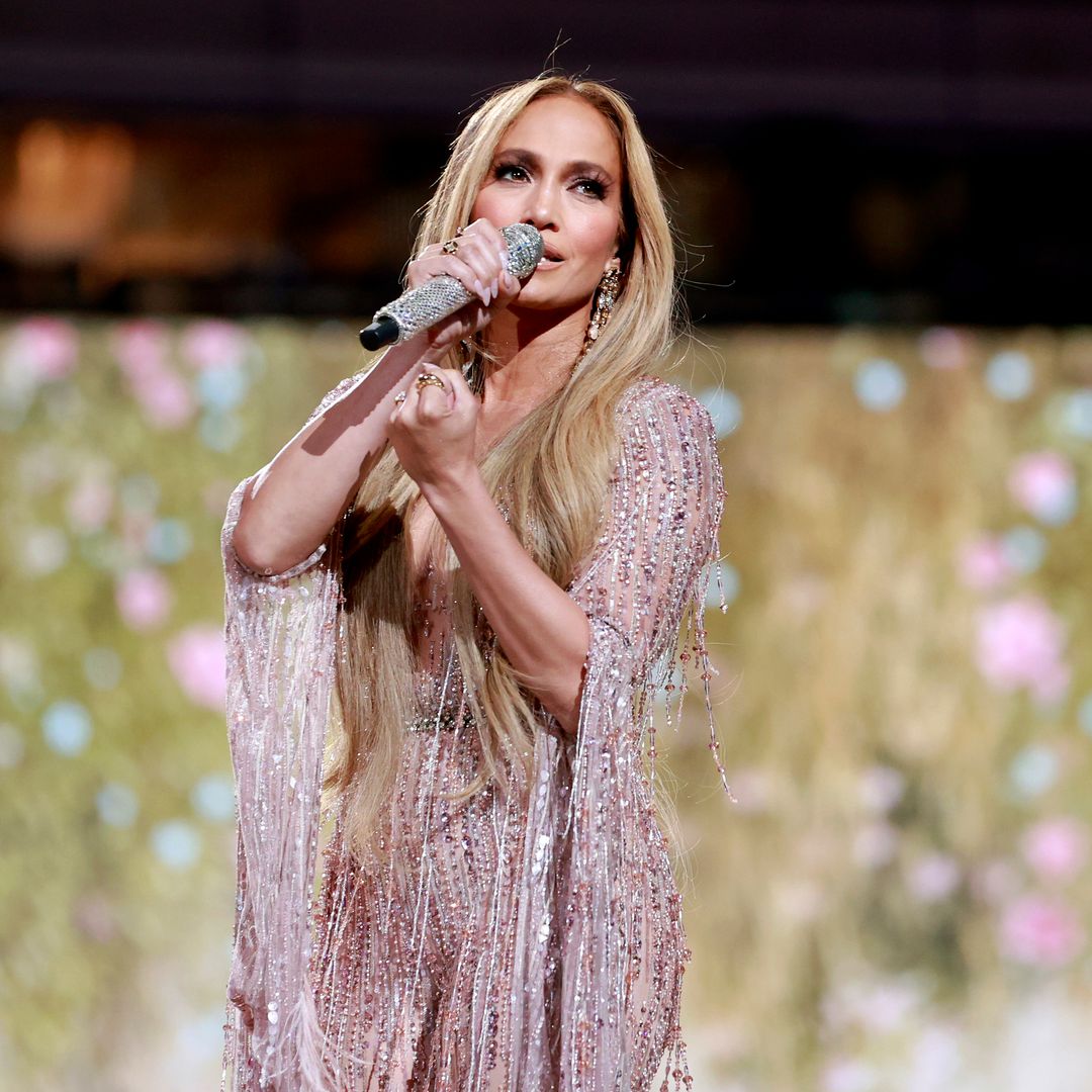 Jennifer Lopez será la gran conductora de los AMAs 2025