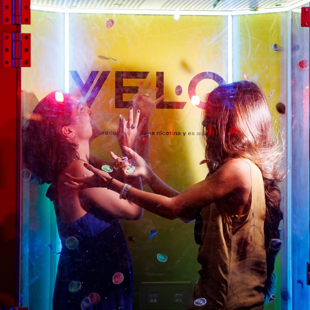 Las tendencias de los 2000 que se colaron en la fiesta del GEN ¡H!: del 'glitter' a las cámaras desechables
