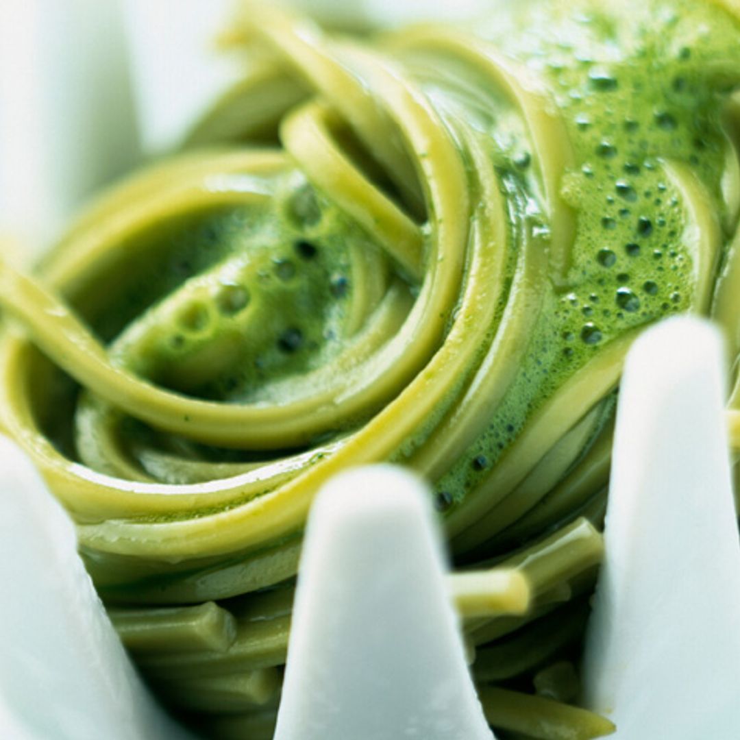 'Noodles' con salsa de té 'matcha' y menta