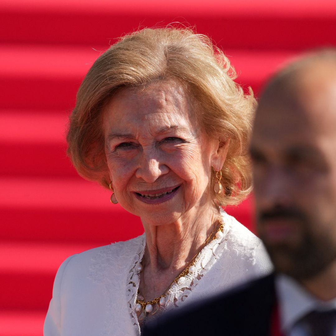 La Reina hace historia: recupera el 'privilegio del blanco' y es la primera en lucirlo con pantalones
