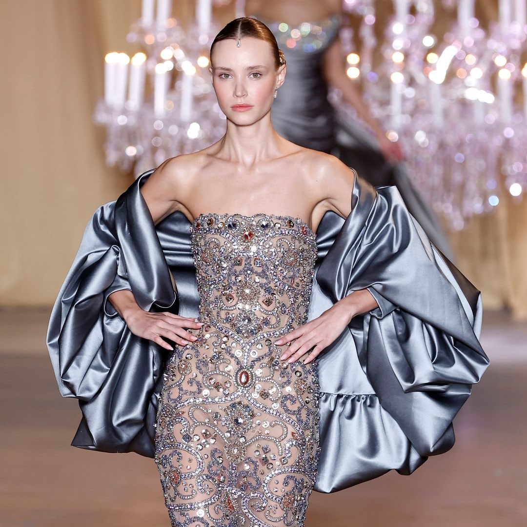 El 'Renacimiento' de Zuhair Murad en tiempos difíciles: corsés con pedrería, faldas drapeadas y destellos de luz
