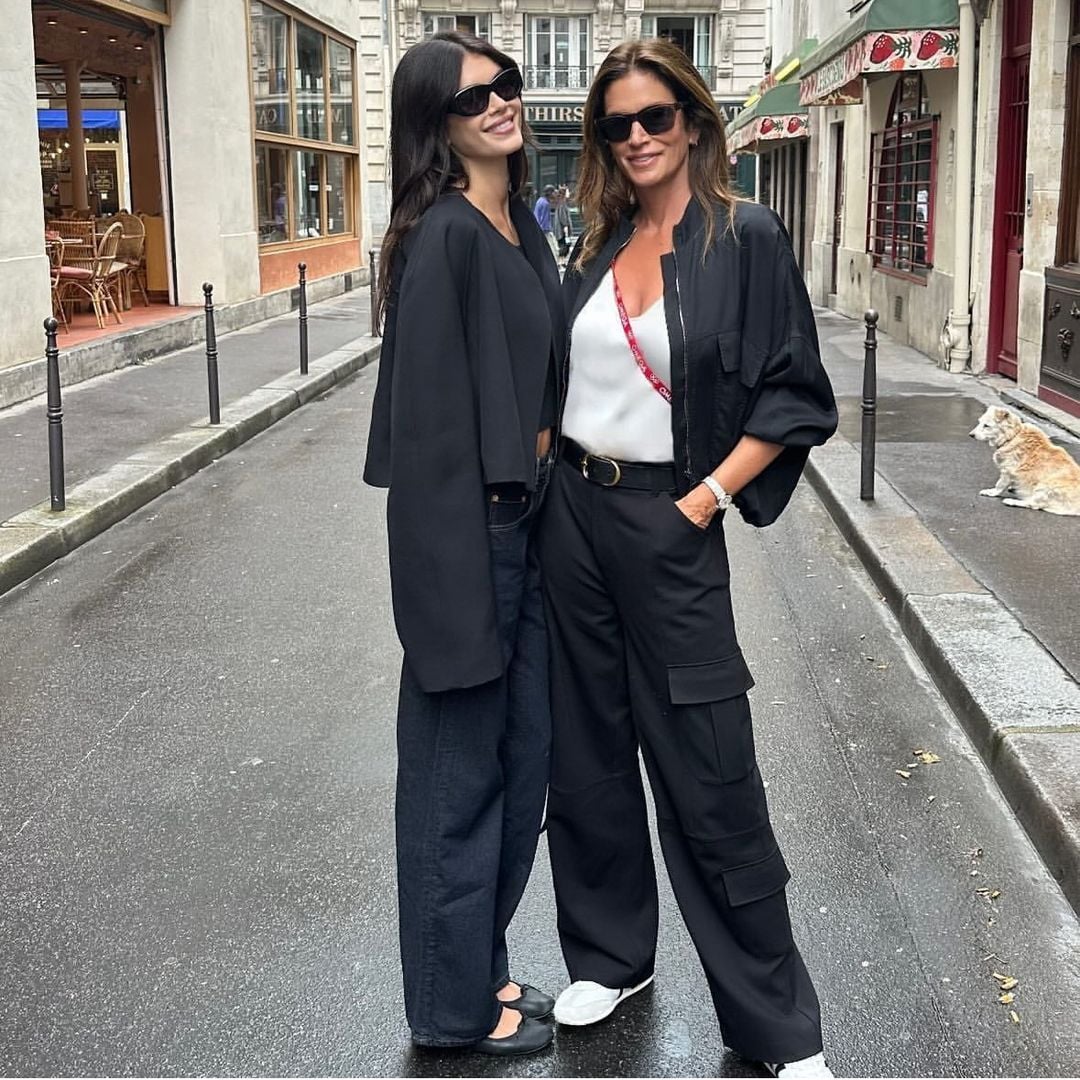 Cindy Crawford y Kaia Gerber se apoderan de París con looks básicos para amantes del armario cápsula
