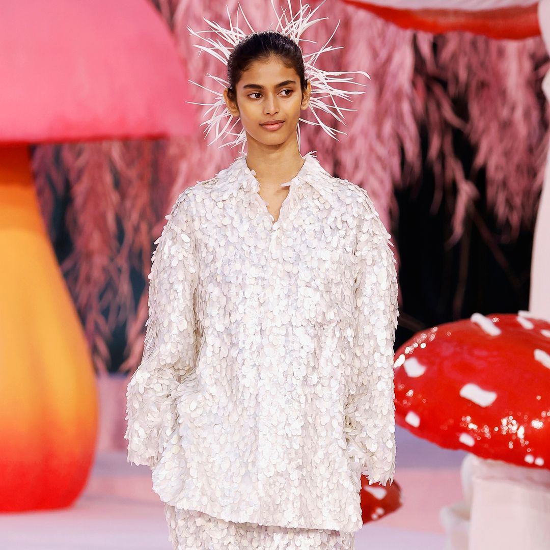 La increíble historia de la modelo de Chanel que cerró su Alta Costura: fue descubierta en el metro y desfiló para pagar una deuda