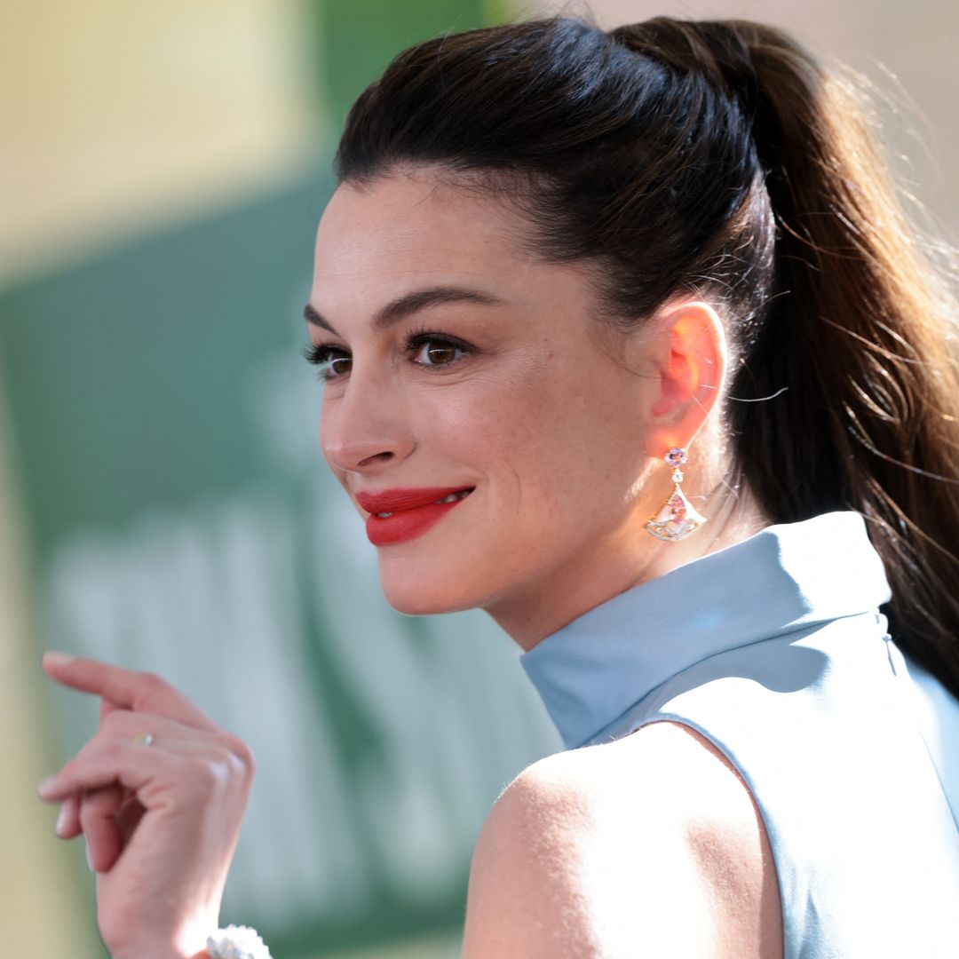 Anne Hathaway cambia las uñas blancas por un efecto velo que las hace parecer más naturales y luminosas