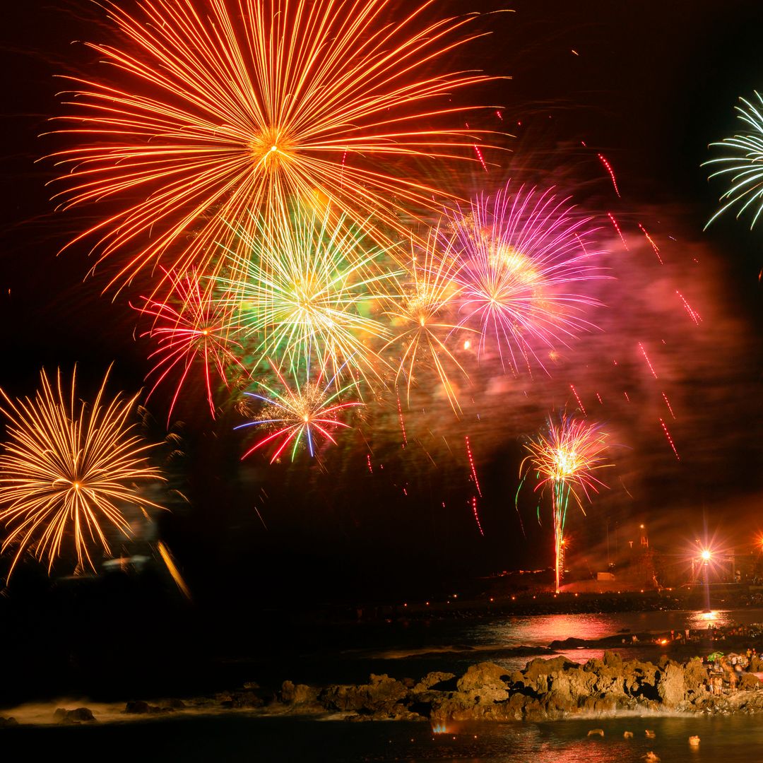 Fuegos artificiales en las playas de Puerto de la Cruz en Tenerife