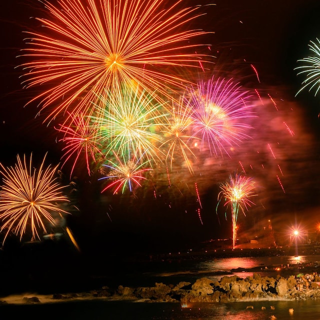 Fuegos artificiales en las playas de Puerto de la Cruz en Tenerife