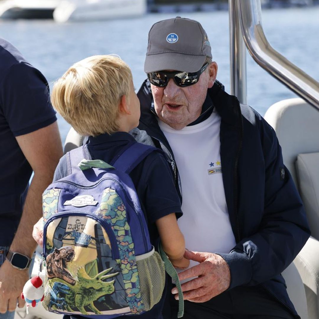 Juan Carlos I reaparece en la regata de Sanxenxo: el cariñoso reencuentro con su ahijado en su regreso al frente del 'Bribón'