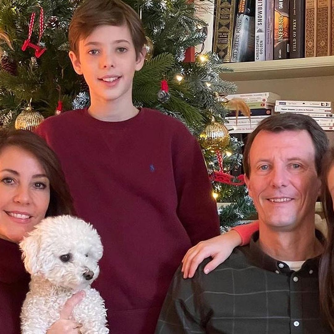Abrazados, sonrientes y con su mascota: Joaquín y Marie de Dinamarca felicitan junto a sus hijos la Navidad