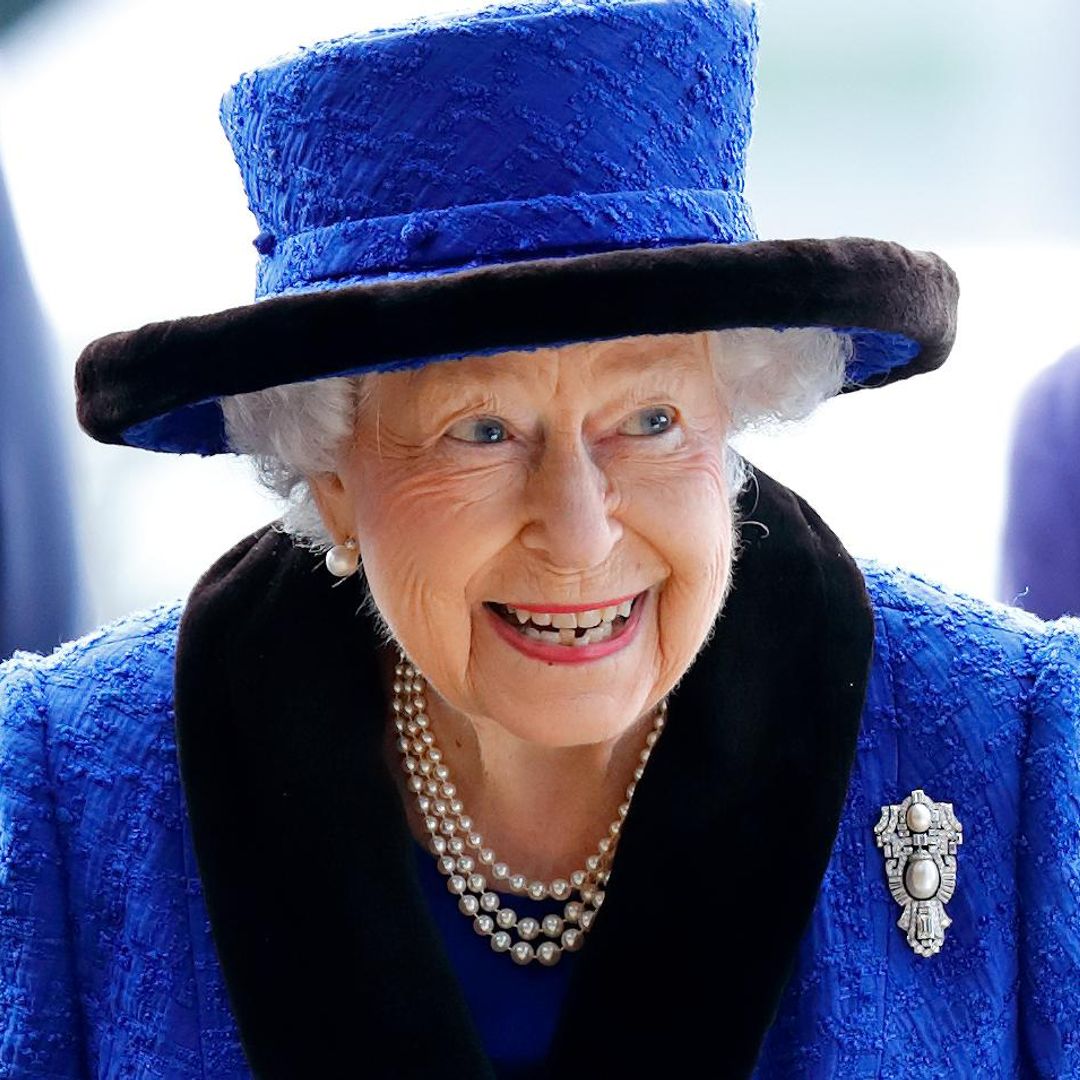 Mattel lanza muñeca Barbie de la reina Isabel, ¡con todo y una tiara!