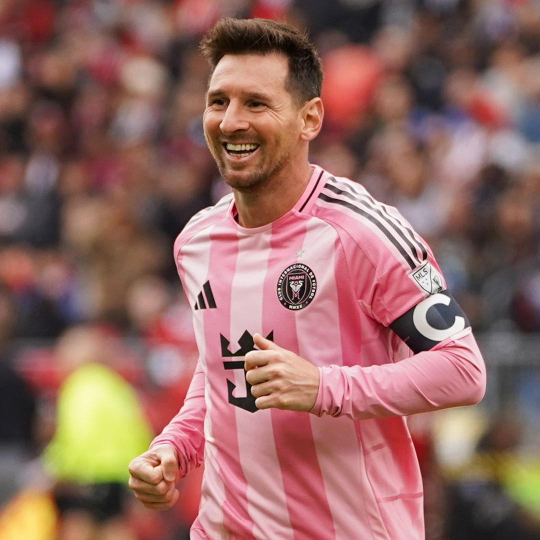 Lionel Messisonríe tras marcar un gol durante el partido de la Major League Soccer entre el Toronto FC y el Inter Miami CF en el estadio BMO Field