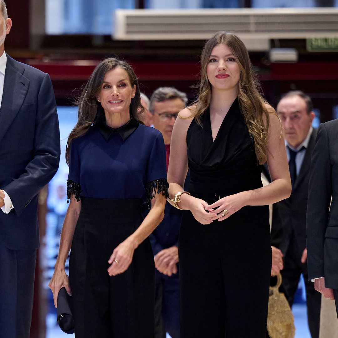 La infanta Sofía, más atrevida que nunca con la espalda descubierta y brazalete dorado en el concierto de Oviedo