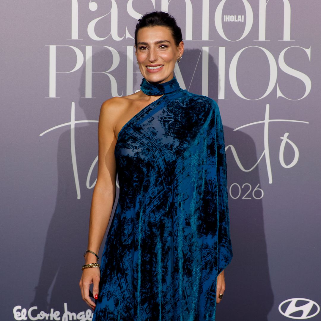 La divertida anécdota del look de Eugenia Osborne, de pies a cabeza en terciopelo azul: "Creo que llevo el vestido del revés"