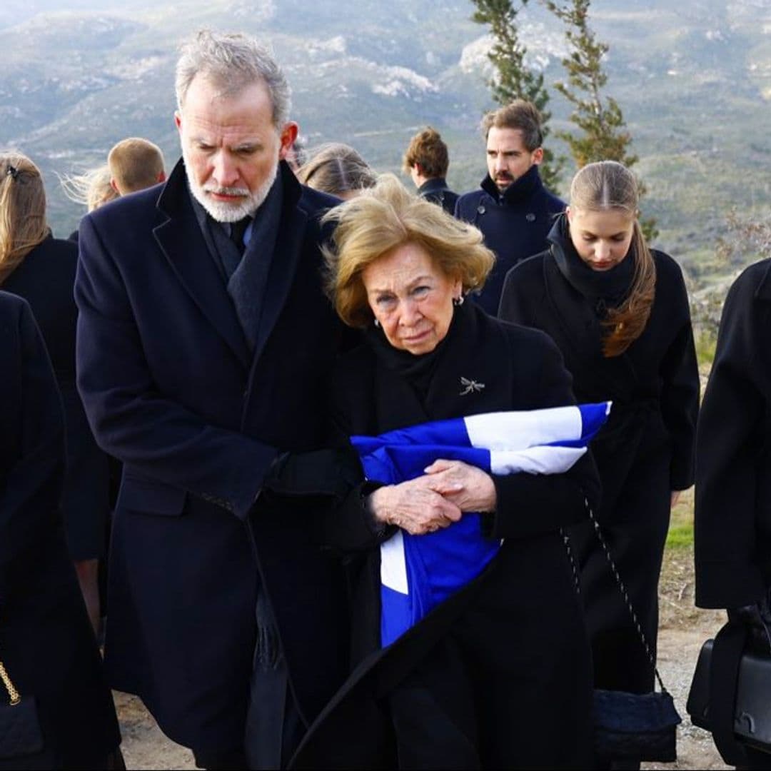 En imágenes: así ha sido el entierro en Tatoi de Irene de Grecia, con la reina Sofía recibiendo el calor de su familia