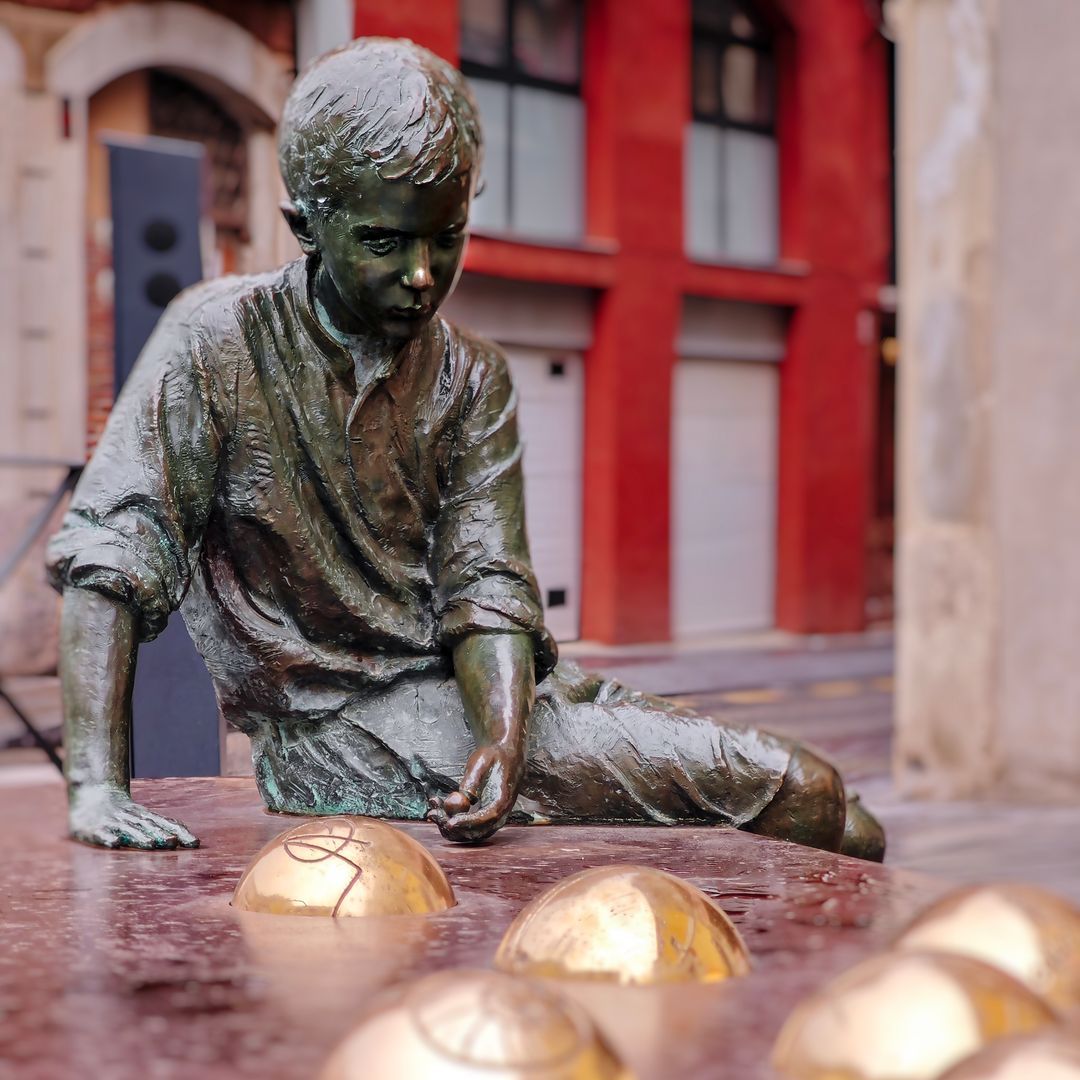 Monumento de Gaudí niño cerca de su casa natal, Reus, Tarragona