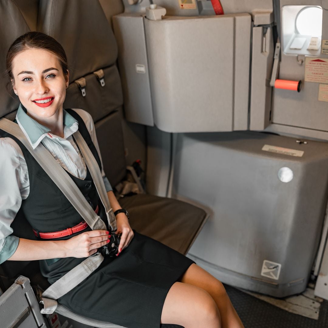 Por qué la tripulación de vuelos se sienta sobre sus manos durante los despegues y aterrizajes