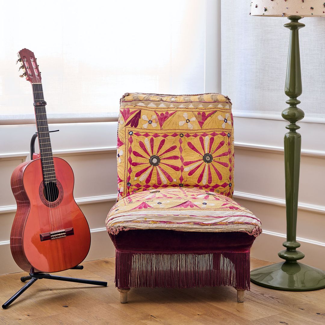 Un rincón de la casa de Macarena, con una guitarra