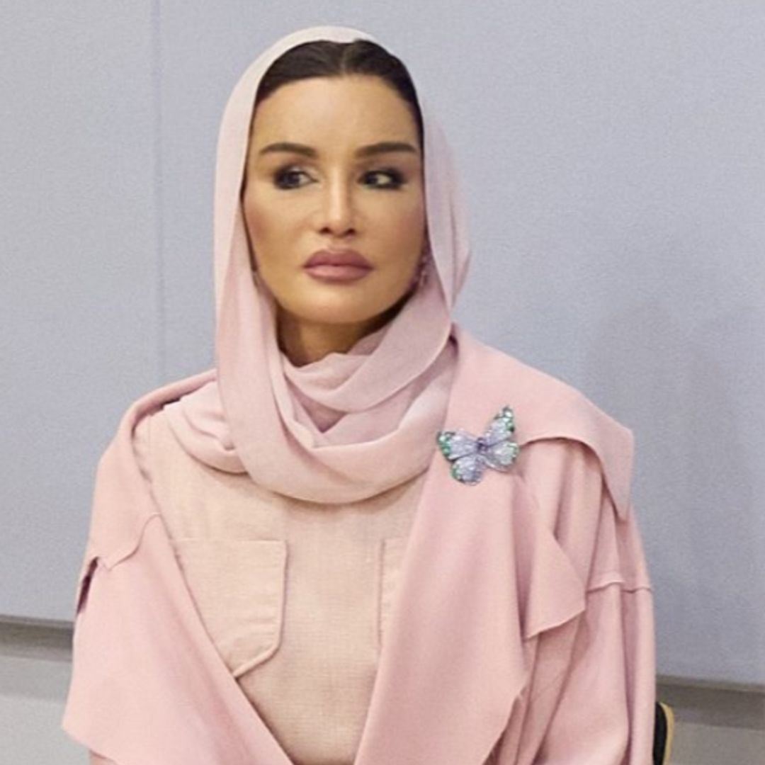 La jequesa Moza bint Nasser deslumbra con una espectacular mariposa XXL de diamantes y un impecable look rosa empolvado