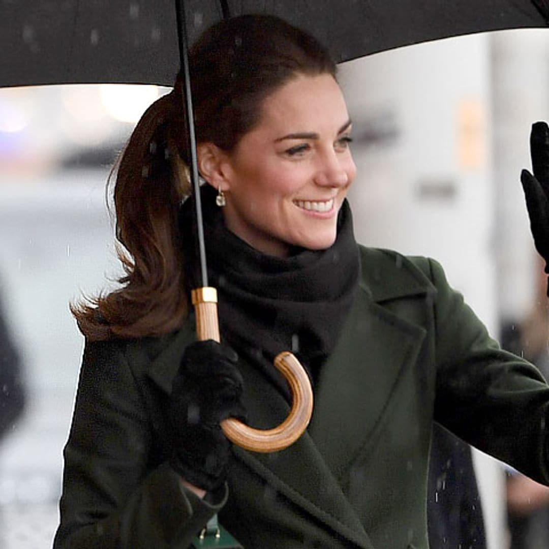 Algo nuevo y algo reciclado: la acertada elección de Kate para un día de lluvia