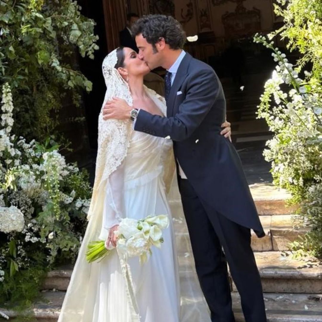 La espectacular boda de Ana Cuesta, presentadora de La Sexta: todas las imágenes de su romántica ceremonia