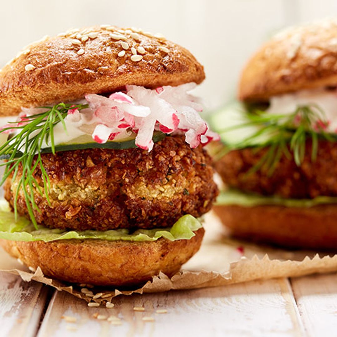 Hamburguesa de falafel con vegetales y salsa de yogur
