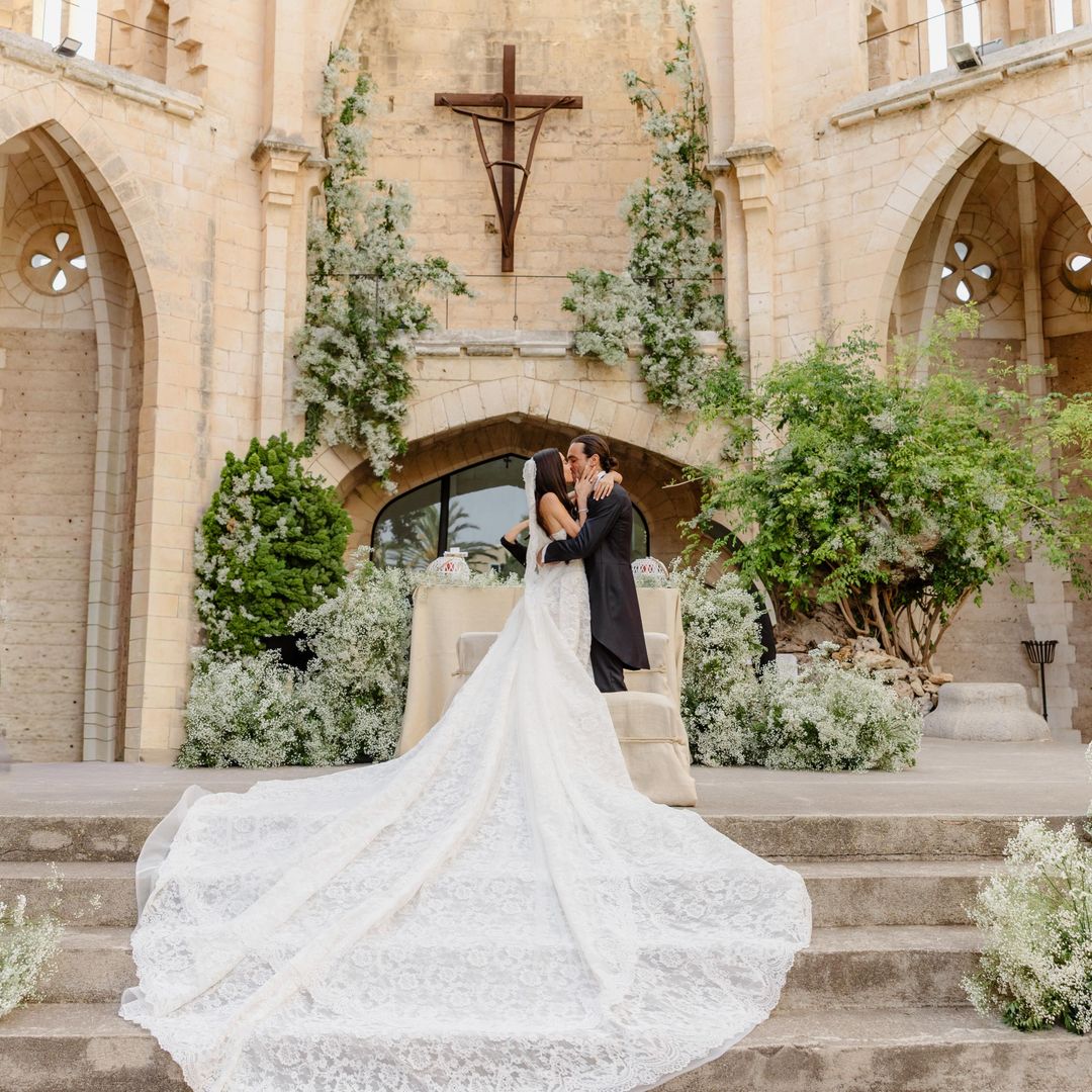 Entramos en la boda mallorquina de los empresarios Eva Garzón y Pablo Fernández: en una iglesia inacabada, con invitados de medio mundo y tres vestidos de novia de encaje