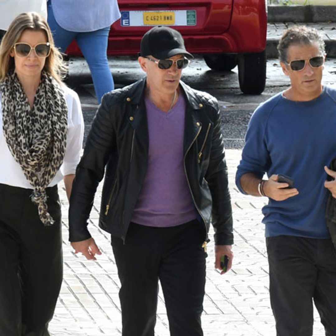 Antonio Banderas de la mano de Nicole Kimpel y junto a su hermano Javier llegan al tanatorio
