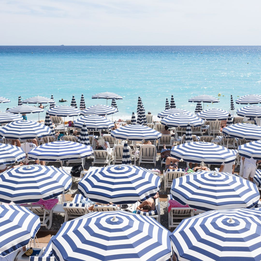 En Niza podrás disfrutar de restaurantes con impresionantes vistas al mar