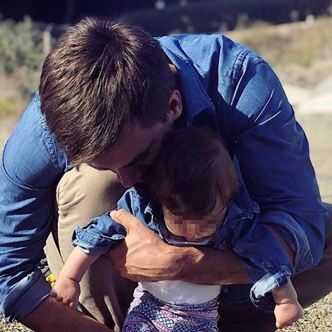 El primer 'baño' en el mar de Lia, hija de Marc Clotet y Natalia Sánchez