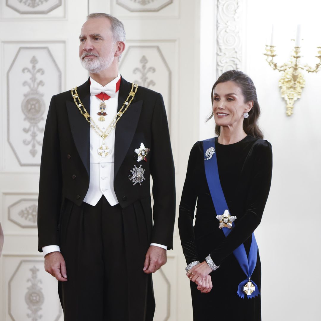 La reina Letizia deslumbra en Finlandia con un broche de diamantes, pulseras del joyero de pasar y pendientes chatones: noche histórica junto al Rey
