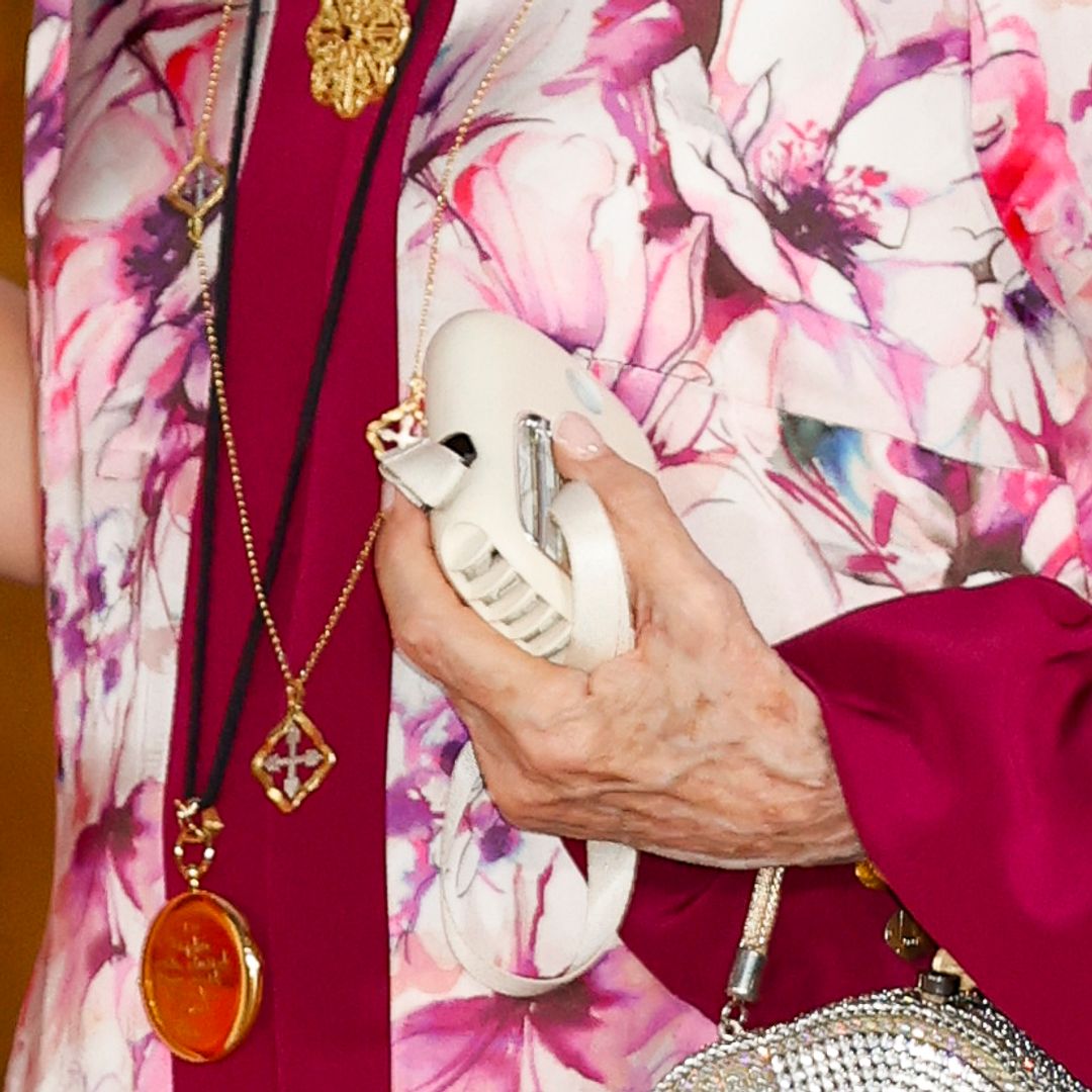 Detalle de la mano de la reina Sofía anoche en Marivent
