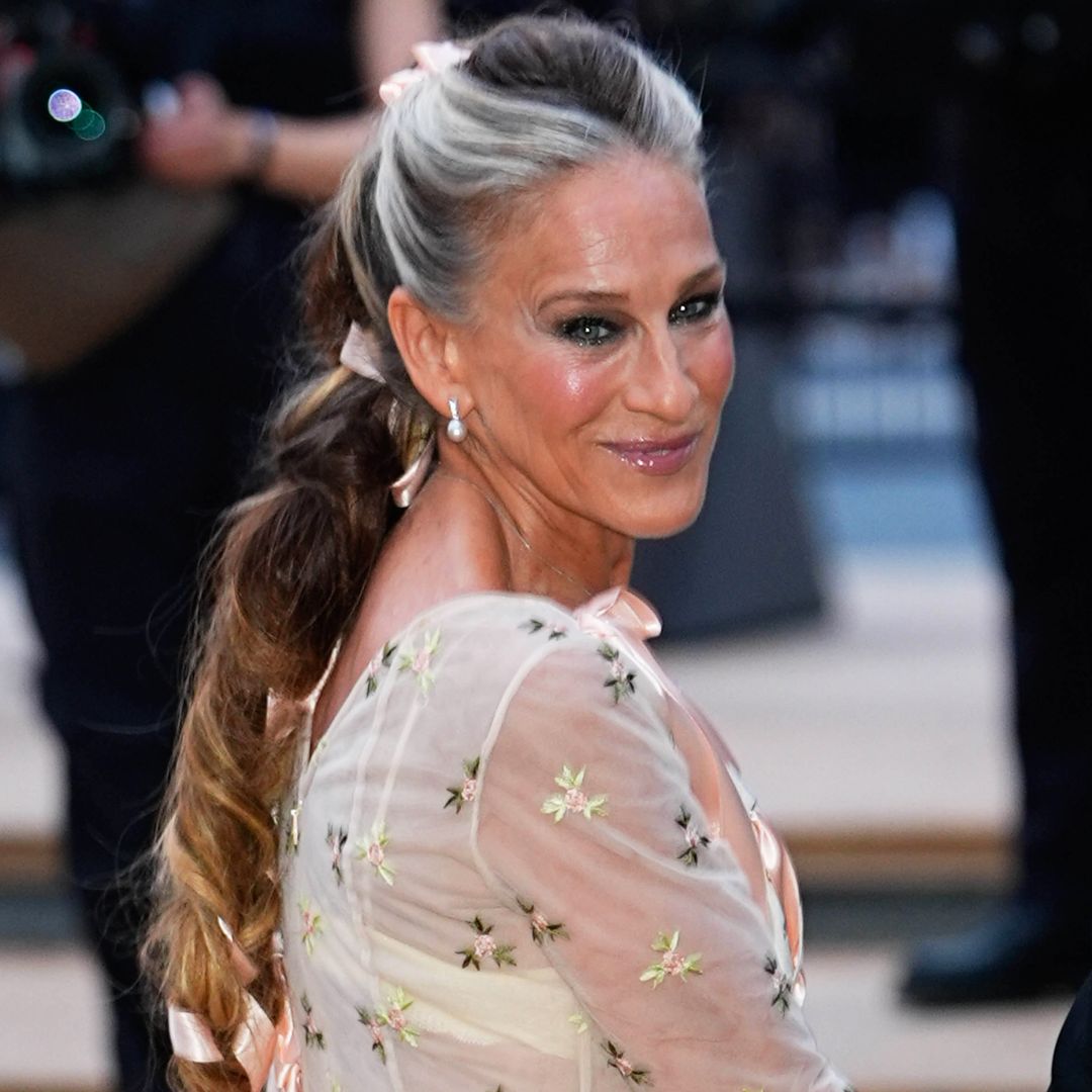 Sarah Jessica Parker apuesta por la trenza que resalta las canas e ilumina el rostro