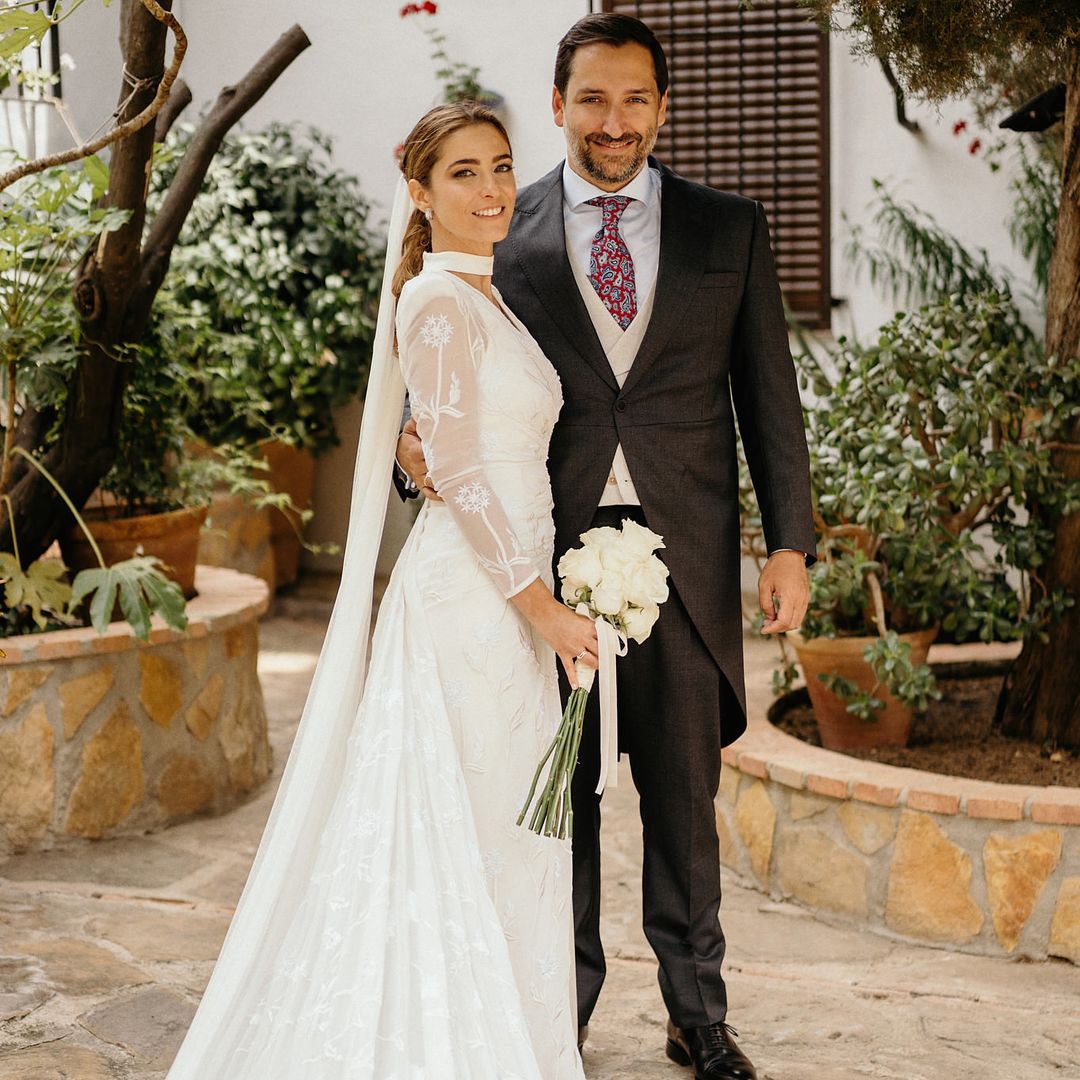 Un vestido de novia con flores bordadas y una tiara vintage colocada al revés: la boda de Chus en Jaén
