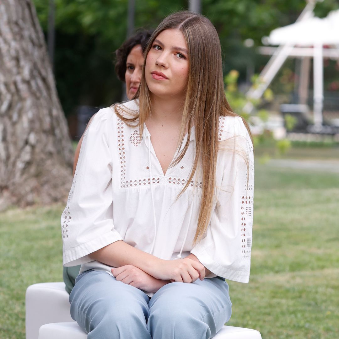 La infanta Sofía recupera en Zaragoza la blusa ibicenca más viral en redes con alpargatas planas a horas de su gran cita en solitario