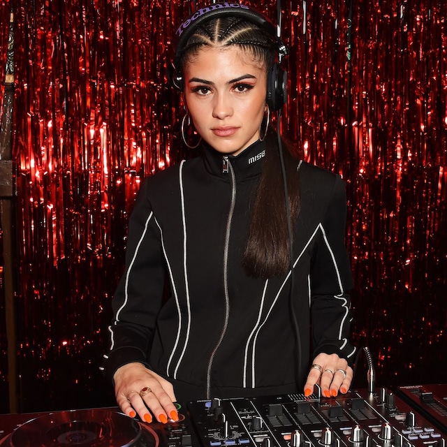 Plano medio de Kim Turnbull tocando en una fiesta