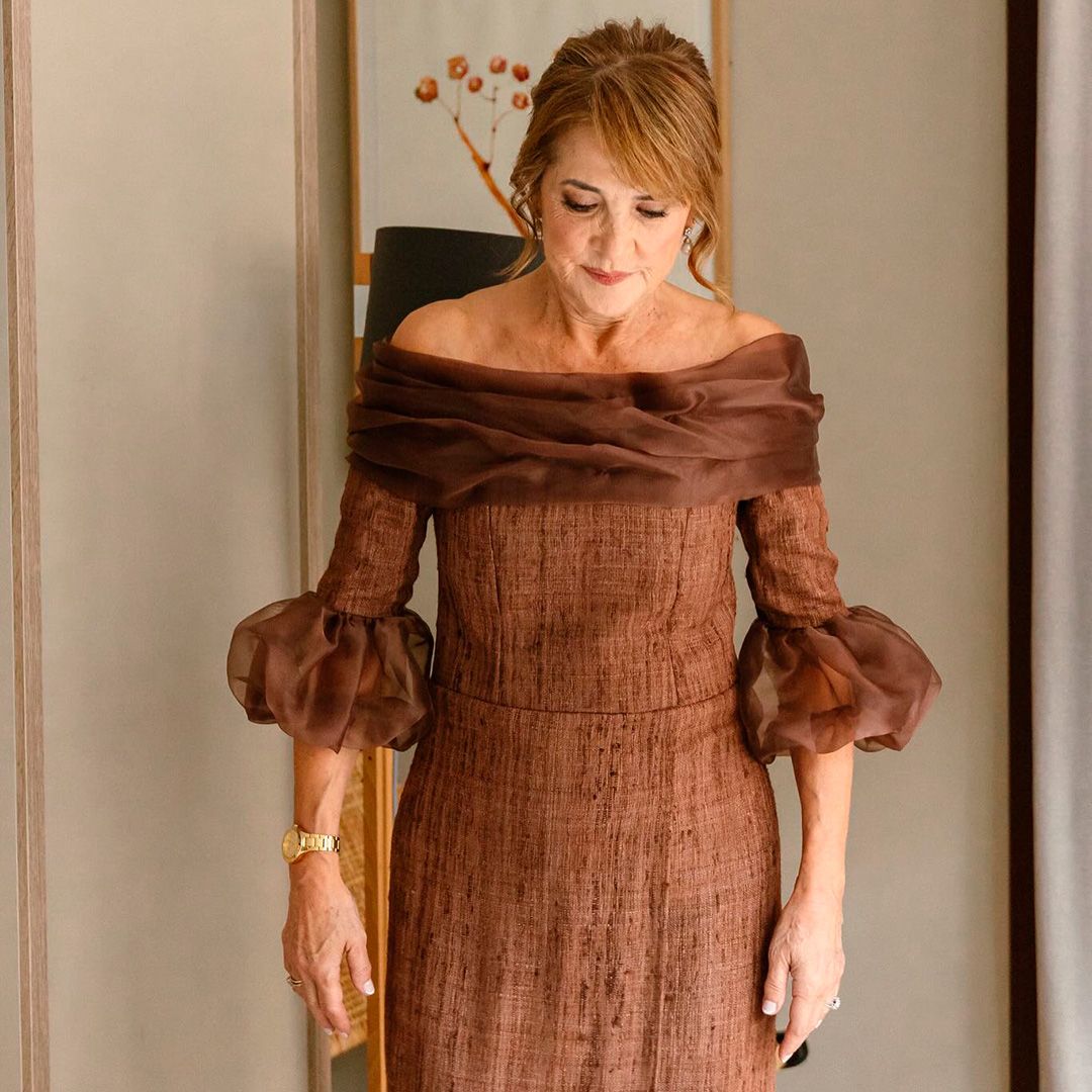 El marrón se convierte en el color favorito de las madrinas más elegantes de otoño: 7 looks que demuestran todas sus posibilidades
