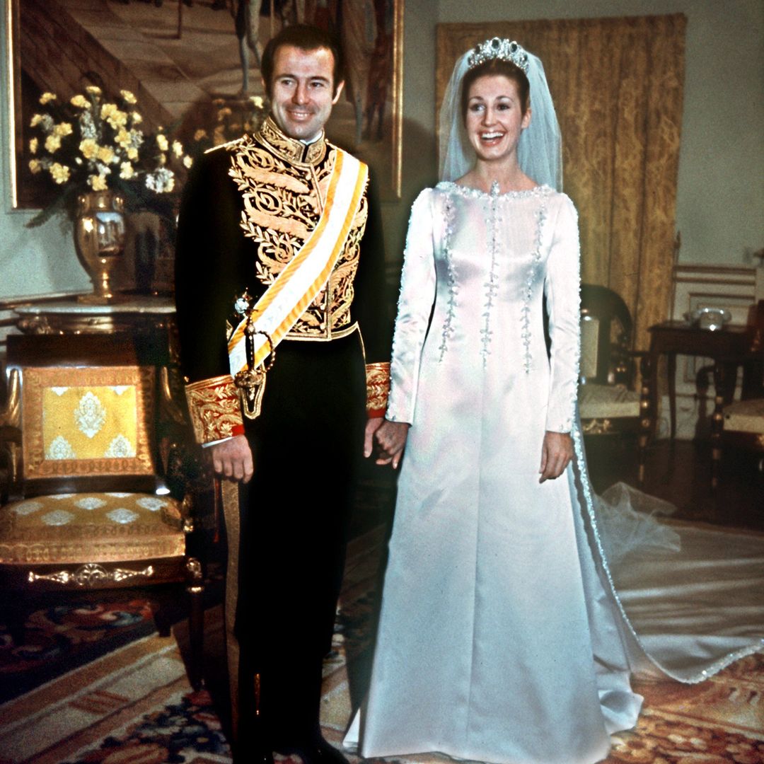 Recordamos la boda de Carmen Martínez Bordiú y Alfonso de Borbón: el último vestido de novia de Balenciaga y una tiara desaparecida