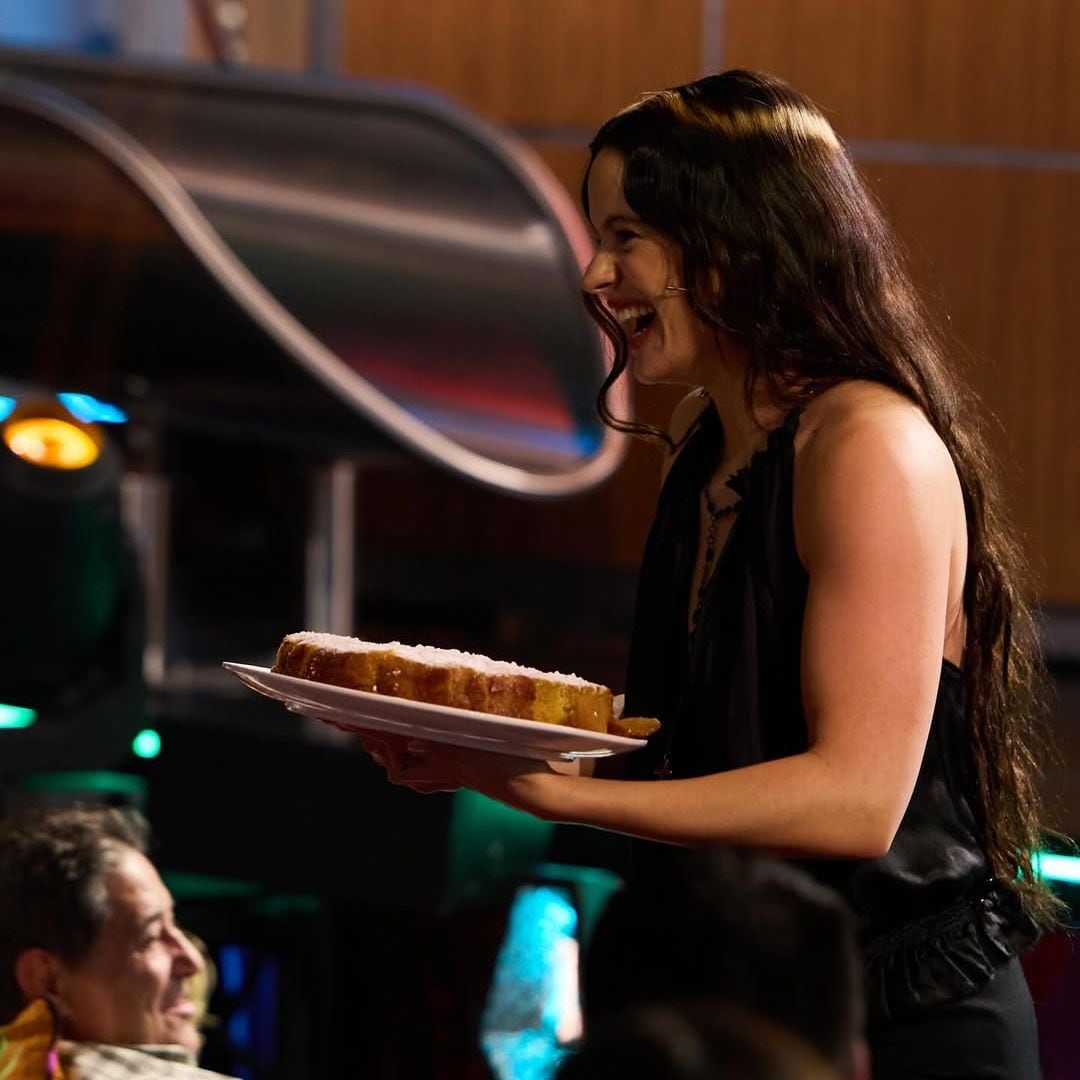 Bizcocho de 14 kilates de Rosalía para David Broncano en La Revuelta