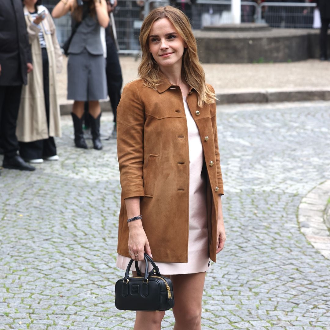 ¿Un anillo de compromiso? Emma Watson causa sensación en Miu Miu con su look parisino y una joya misteriosa