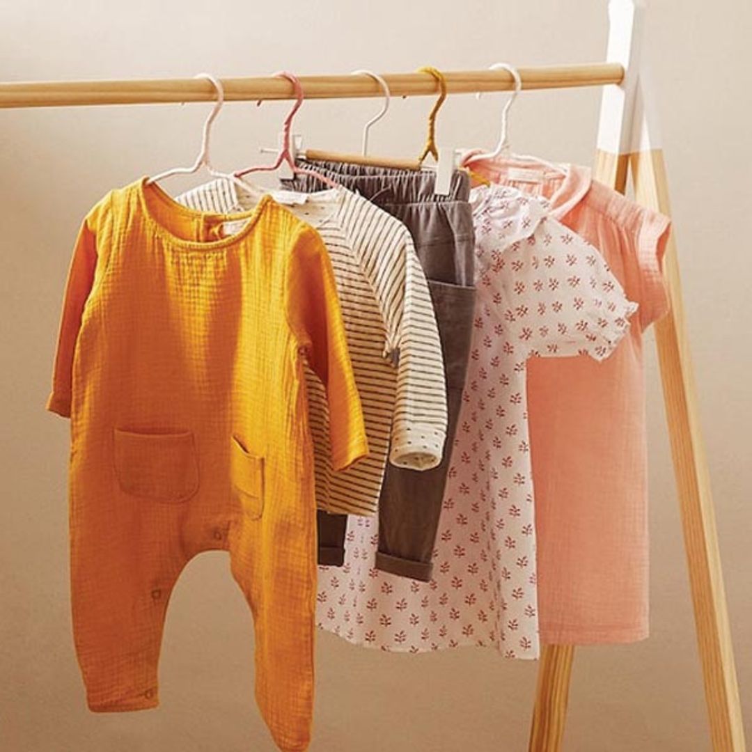 La ropa de niña más bonita del verano es esta y se combina con zapatillas