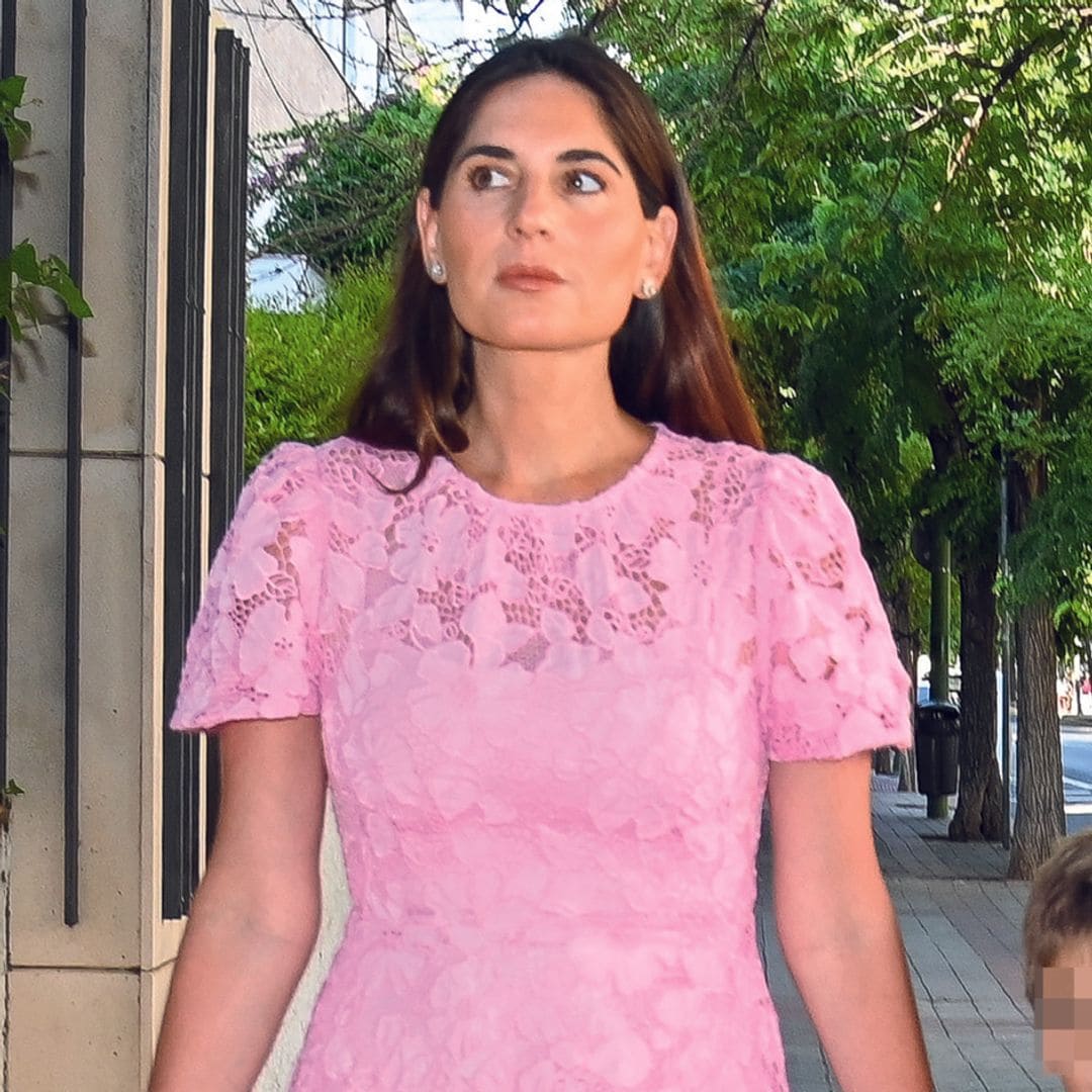 Lourdes Montes, la invitada perfecta en el bautizo de su sobrino con un vestido de encaje que llevó hace dos años en la Goyesca