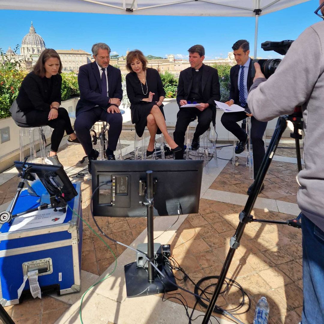 Ana Rosa Quintana retransmitiendo el funeral del Papa Francisco el 26 de abril de 2025 desde El Vaticano  
